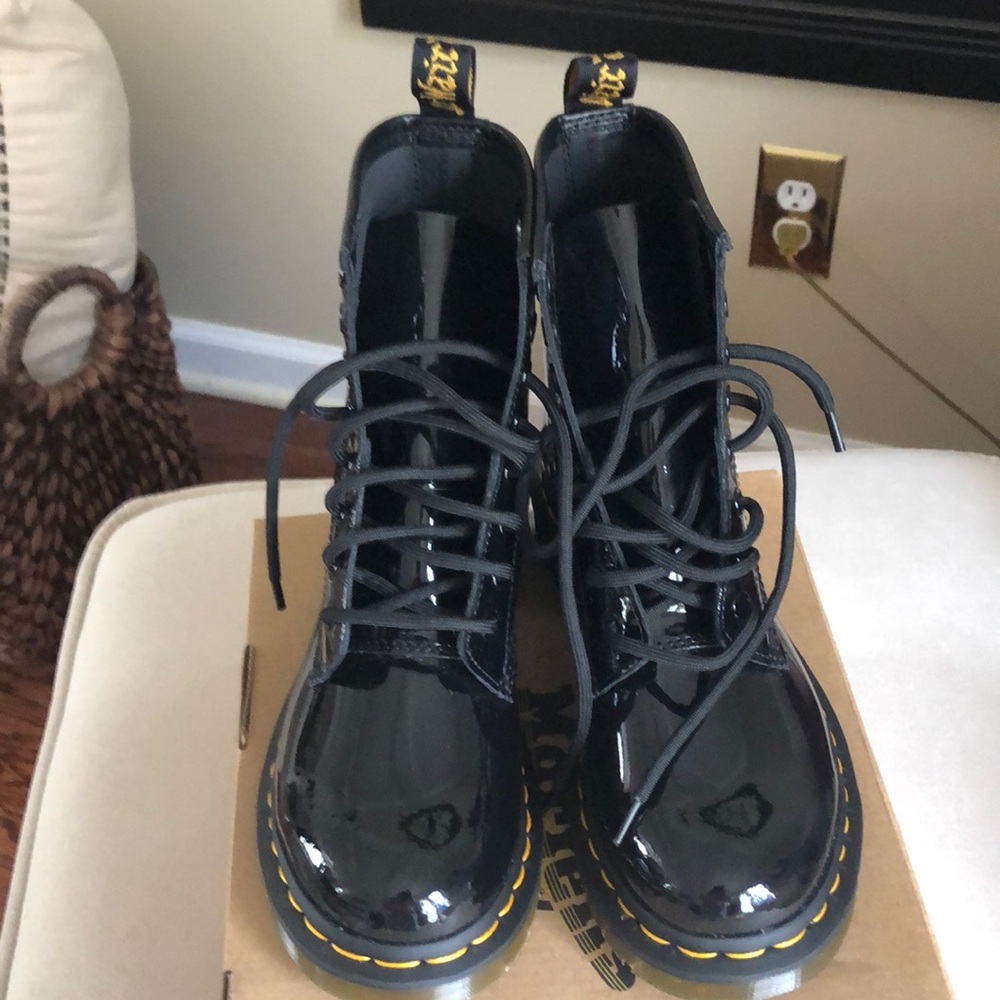 Dr martens size 6 patent lamper